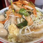 ラーメン二郎 - ラーメン（900円）＋味うずら（100円）＋SUPERキムチ（100円）、ニンニク・生姜