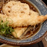天丼・天串・串カツ いしのや - いしのや天そば 1,210円✨天ぷらをお蕎麦に乗せてマイ天そばに♪お蕎麦自体は至って普通です⭐