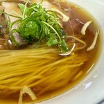 Ramen FeeL - 鶏油が浮かぶ琥珀色のスープ