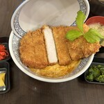 たちばな - 味噌汁、漬物付き。紅生姜と和芥子は言えばもらえます。味変におすすめ！