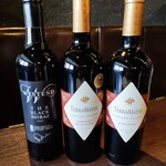 炭火焼肉ホルモン うらら - 左から【ウエストエンド　シラーズ】コクあり、スパイシーな赤、【テラマター　カベルネ・ソーヴィニヨン】果実味のあるまろやかな赤、【ジンファンデル】甘みとコクが深い赤