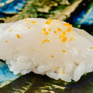 使用传统的米醋的米饭。对当地鱼进行精心制作的厨师制作的寿司