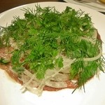 レストランユニック - 熊本県産馬フィレ肉のカルパッチョ、フレッシュハーブのサラダ添え