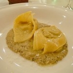 ラ・テンダ・ロッサ - ホロホロ鳥を詰めたカペラッチ 
       ポルチーニ茸のクレーマ