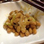 武蔵屋 - 納豆は辛子とネギのバランス良し（おつまみ3/5）