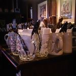 BRITISH RESTAURANT CLASH - こういったジョッキでナイフ、フォークが提供される