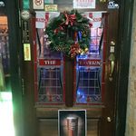 BRITISH RESTAURANT CLASH - お店の入り口（クリスマス時期にはリースが飾ってある）
