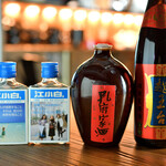 Chuuka Kushiyaki Ryouri Hitokushi Jinsei - 中国の若者に人気のお酒や、串焼き・中華料理と相性抜群の紹興酒を多数ご用意しています◎