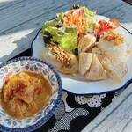 Cafe MIMOSA - 基本のスパイス(クミン、コリアンダー、ターメリック)をメインに自家配合で作るスパイスカレー！
                      内容は随時変わりますのでお問合せください。
                      サラダ、ご飯、パン(時期で変わります)、マッシュポテト付き