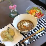 cafe MIMOSA - お出汁と醤油にこだわった、和風カレーのあんかけ丼。
季節野菜の天ぷらと、サラダ付き。