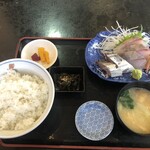 天ぷら 彦まつ - 本日の日替り（カンパチとカツオの刺身）
            　ご飯、お味噌汁、お新香、小鉢付き 605円