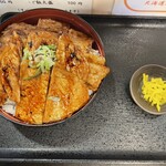 あうん - 少し底が薄めの丼にバラ肉とロース肉が折り重なっています。後はネギが添えてある感じです♪
            漬物は市販の物ですね。