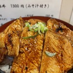 あうん - さて、徐々に味を濃くしたいので、、、この場合はロースから攻めましょう。
            位置取りもロースが上になっていますね。