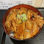 あうん - ▪️【豚丼（ハーフ）上950円】（大盛）税込。
            ※豚丼は、バラ・ハーフ（バラとロース）・ロース
            　の3種類（とりあえず両方味わいたい）
            ※並・上はお肉の量が違います。特盛はご飯も
            　大盛りになります。