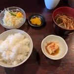 串揚げ屋　福爐 - ご飯・汁椀・香物・小鉢・サラダ