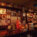 COCOA SHOP AKAITORI - 壁には大量のココアとココアグッズが飾られている