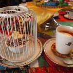 COCOA SHOP AKAITORI - ホットココア ＆ 白い鳥かごに入ったチョコレートロールケーキ