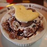COCOA SHOP AKAITORI - 白い鳥かごに入ったチョコレートロールケーキ