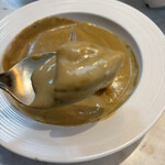 赤白 - ソースをスプーンですくって味わいます