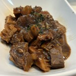 赤白 - 牛すじとドリッパの煮込み 赤ワイン八丁味噌ソース　