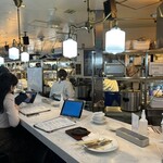 赤白 - 店内はカウンターのみ