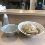 麺屋 味方 - ヤサイ、ニンニク、アブラ多め、生たまご