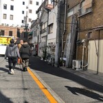 麺屋 味方 - 通りからの外観