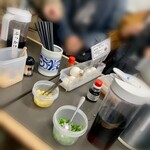 日の出製麺所 - トッピング・だしはテーブルに