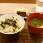 虎白 - 桜海老と焼空豆の炊込みご飯