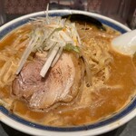 つけ麺や 武双 - ■味噌らーめん（麺大盛り無料：400ｇ）￥1,100…店名の「つけ麺」と迷ったが、ベーシックな味噌を選択。麺増量は無料の為、400gに。スープはまろやかな味噌風味で、後半は、一味を投入し、味変。麺は、畝ねりがある、太めの平打麺。アルデンテで歯ごたえあり。煮豚は、脂少な目のバラかな？炙ったものが１枚。