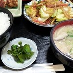 安い定食屋 - 野菜炒めと唐揚げ定食♪