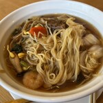 キッチン ホシミヤ - 麺を引き出してみた　啜る麺ではないけど、直接喉に持って行くとそれなりに風味を強く感じる。うん、ラーメンではないね。中華の麺料理。これはこれでうまい。これが食べたかった