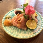 Obanshaku Mugi - 名物鶏刺し　さつま大摩桜ロース・もも（880円）