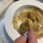 赤白 - バゲットでソースをすくい取ります