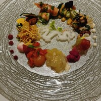 カントニーズ 燕 - さまざまな海鮮の盛り合わせ と くらげの胡麻風味和え冬野菜のバラエティ　熟成陳醋ジュレのソースで