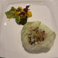 カントニーズ 燕 - 海老のヘルシーマンゴーマヨネーズソース と 麻の実ナッツ入り海鮮レタスカップ包み　