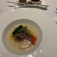 カントニーズ 燕 - 和牛ブリスケットと和牛テールの広東風蒸し煮込み　季節野菜と共に