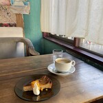 カフェ コチ - カフェオレとなしのタルト。お気に入りの席。