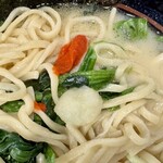 横浜家系ラーメン 一刀家 - おろしニンニク、辛子味噌を投入