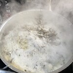 ラーメン屋ジョン - 濃厚煮干しスープ仕込み中
