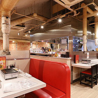 The clean interior of the store is perfect for a stylish girls' night out ◎ Can be reserved