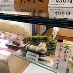 和菓子処 大角玉屋 - ショーケース内の吹雪饅頭