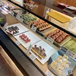 和菓子処 大角玉屋 - ショーケース内に並ぶ和菓子たち