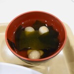 Shokudou Keyaki - 今回は、醤油味で仕上げられた"鞠麩"と"ワカメ"のお吸い物。