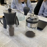 chufff cafe  - 左はハリオ、右はダイソーのミルです。