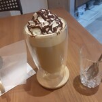 Ichi Cafe 2 - ホットバニララテ(ワンサイズアップ、ホイップ＆チョコソース)