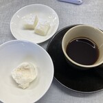 chufff cafe  - コーヒーに、スイーツ♪レモンのマシュマロのようなものと、洋梨のジェラート。