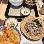 尾張蕎麦と天丼 徳川忠兵衛 - 向こうは友人の味噌天丼セット