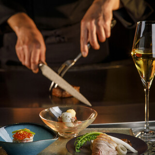 目の前で焼き上げる華麗な手さばき。ソムリエの一杯も