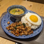 マンゴツリーキッチン ガパオ - 鶏のガパオ＆グリーンカレー　1,485円